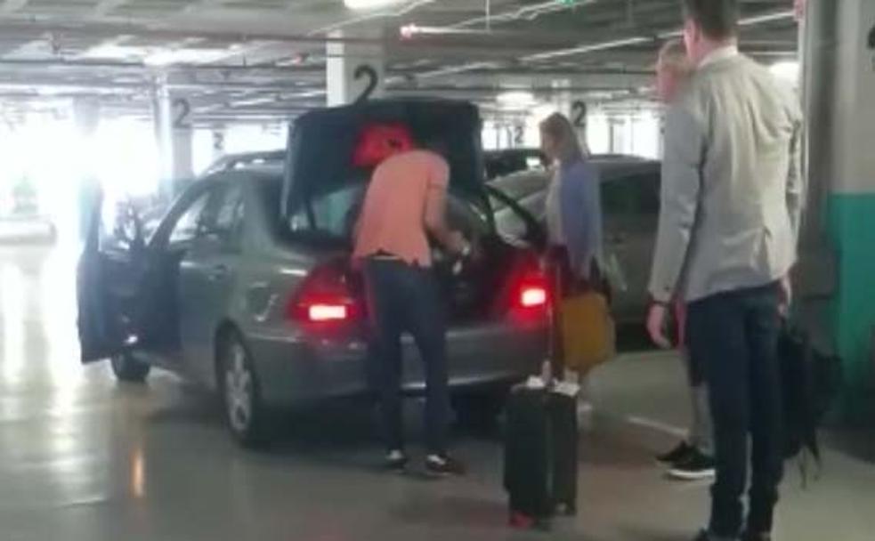 'Taxistas' piratas acompañando a turistas hacia sus coches estacionados en los 'parkings'.