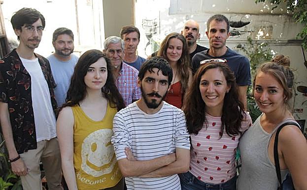 Miembros de 'Friday for future Málaga' en una de sus 'meriendas por el clima' en La Invisible.