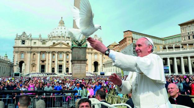 El Papa Francisco, con la simbólica paloma en la Plaza de San Pedro. :: sur