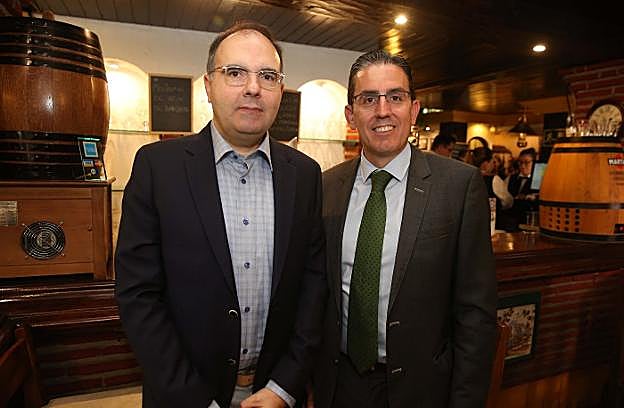 Juan Manuel Pascual con
Sergio Corral, el pasado jueves.  s. salas