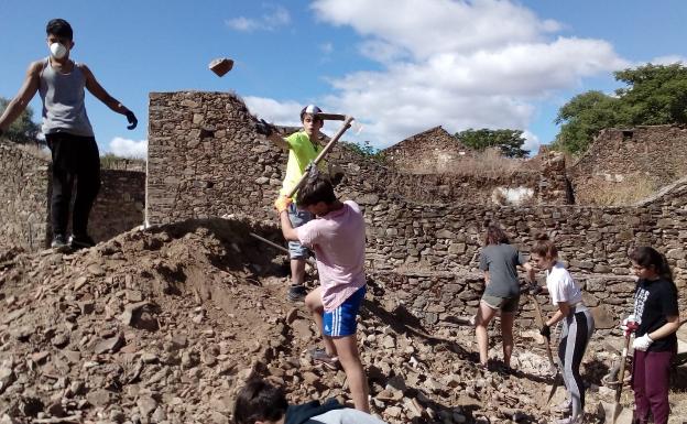 Imagen principal - Actividades en el pueblo, con una de las casas ya rehabilitadas usada por los estudiantes. 