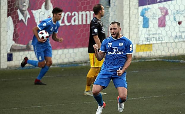 Cazorla, autor de los dos goles, celebra uno de ellos en el duelo de ayer. 