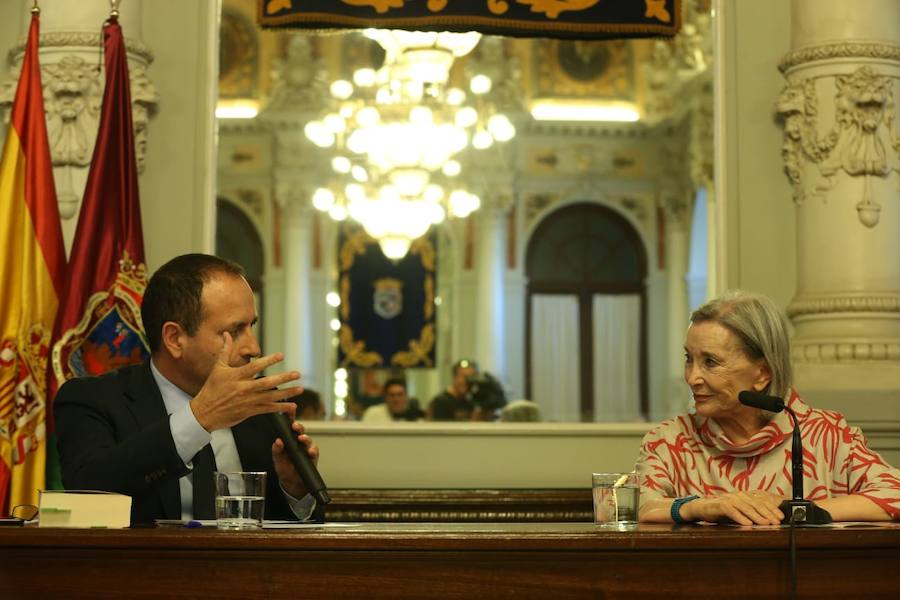 La actriz Nuria Espert y la sobrina del poeta Federico García Lorca, Laura García Lorca, en la primera jornada del ciclo '92 años de la Generación del 27', un acto de organizado por la Fundación Manuel Alcántara en colaboración con la Fundación Cajasol.