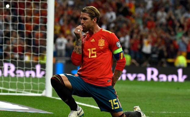 Sergio Ramos celebra su gol ante Suecia. 