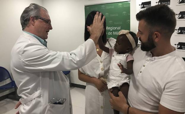 Una niña choca la mano del cardiólogo Ignacio Zabala. 