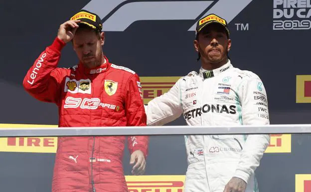 Sebastian Vettel, consolado por Lewis Hamilton. 