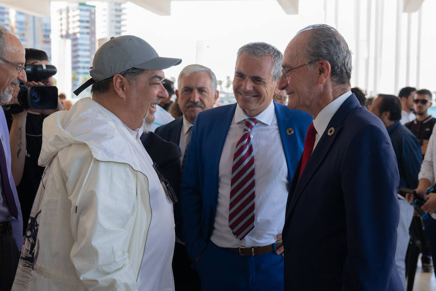 Uno de los laterales del Aula del Mar se ha convertido en una improvisada pasarela de moda por la que han desfilado una decena de creaciones impulsadas por Manu Fernández, presidente de Fashion Art, y el artista plástico submarino Alfonso Cruz