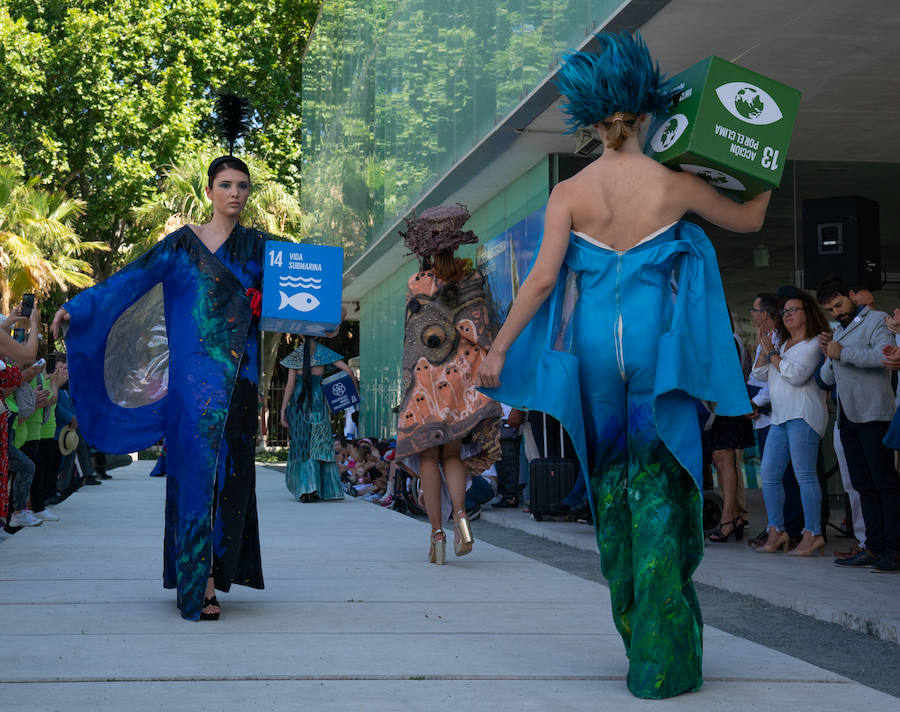 Uno de los laterales del Aula del Mar se ha convertido en una improvisada pasarela de moda por la que han desfilado una decena de creaciones impulsadas por Manu Fernández, presidente de Fashion Art, y el artista plástico submarino Alfonso Cruz