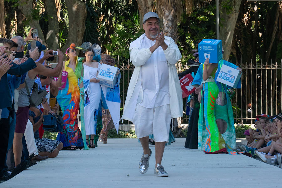 Uno de los laterales del Aula del Mar se ha convertido en una improvisada pasarela de moda por la que han desfilado una decena de creaciones impulsadas por Manu Fernández, presidente de Fashion Art, y el artista plástico submarino Alfonso Cruz