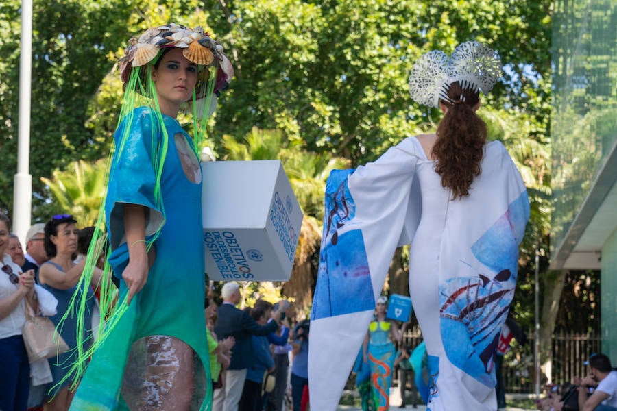 Uno de los laterales del Aula del Mar se ha convertido en una improvisada pasarela de moda por la que han desfilado una decena de creaciones impulsadas por Manu Fernández, presidente de Fashion Art, y el artista plástico submarino Alfonso Cruz