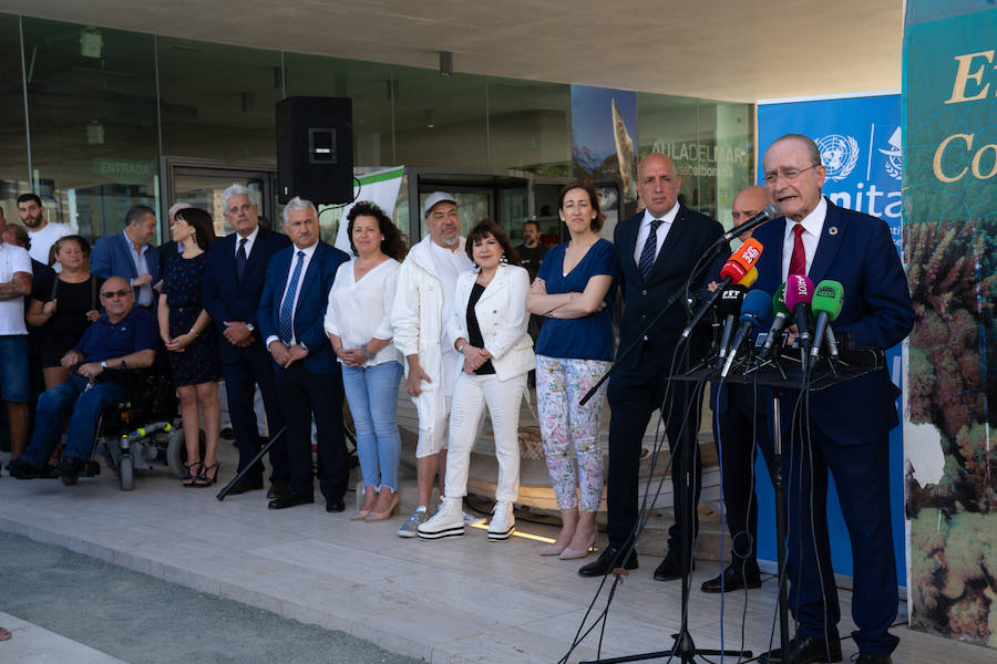 Uno de los laterales del Aula del Mar se ha convertido en una improvisada pasarela de moda por la que han desfilado una decena de creaciones impulsadas por Manu Fernández, presidente de Fashion Art, y el artista plástico submarino Alfonso Cruz