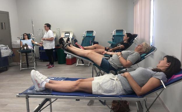 Donantes acuden al centro portátil instalado en Alhaurín de la Torre. 
