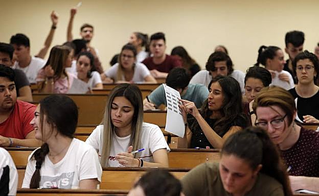 Estudiantes, en una de las aulas de la Facultad de Medicina, durante el examen de este martes. 