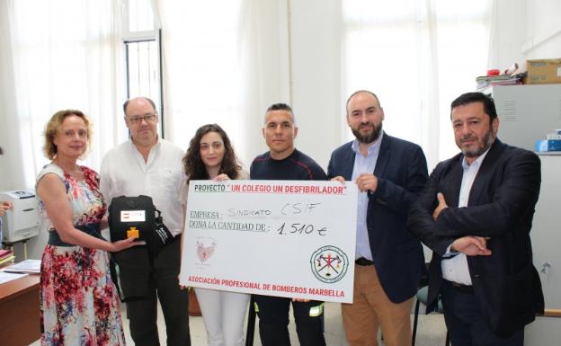 Acto de entrega del choque por parte de responsables de CSIF Málaga. 