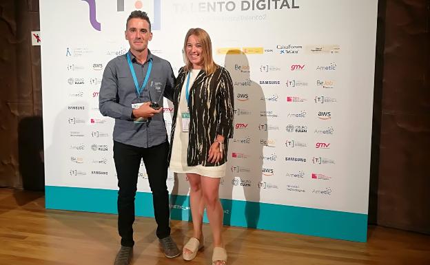 Sergio Banderas y Carmen González, ayer en el acto de entrega del premio en Madrid. 