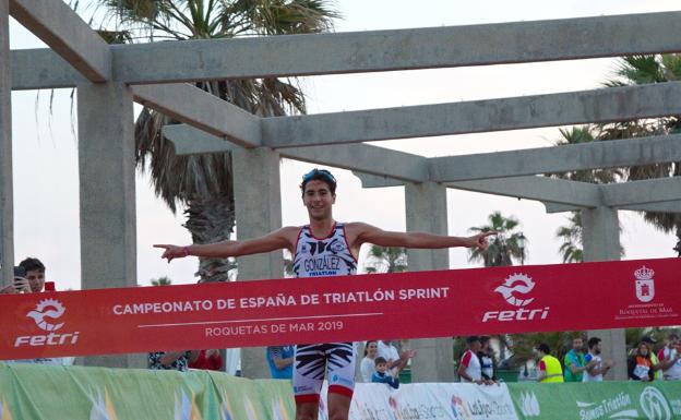 Alberto González, llegando a meta el pasado domingo en Roquetas de Mar. 