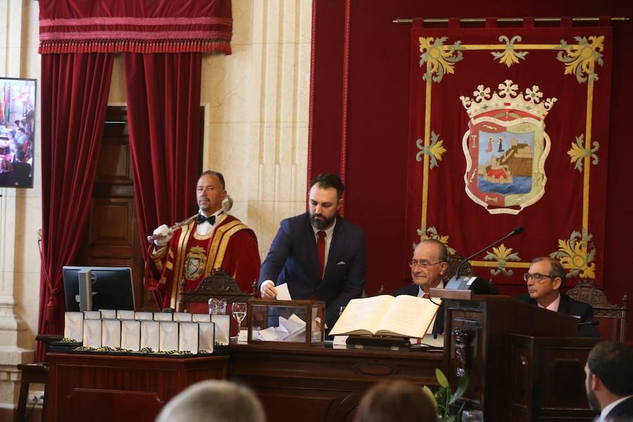 Francisco de la Torre ha sido reelegido alcalde de Málaga tras sumar 16 votos frente a los 15 del socialista Daniel Pérez. 