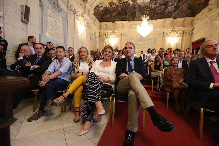 Francisco de la Torre ha sido reelegido alcalde de Málaga tras sumar 16 votos frente a los 15 del socialista Daniel Pérez. 