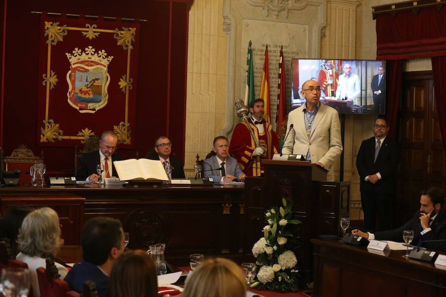 Francisco de la Torre ha sido reelegido alcalde de Málaga tras sumar 16 votos frente a los 15 del socialista Daniel Pérez. 