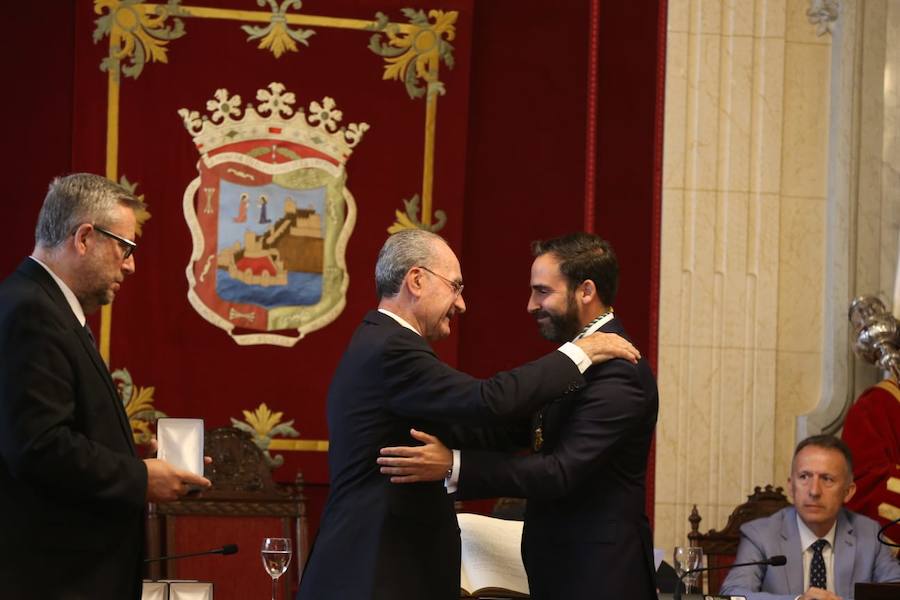 Francisco de la Torre ha sido reelegido alcalde de Málaga tras sumar 16 votos frente a los 15 del socialista Daniel Pérez. 