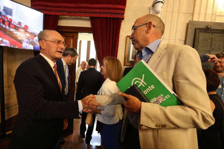 Francisco de la Torre ha sido reelegido alcalde de Málaga tras sumar 16 votos frente a los 15 del socialista Daniel Pérez. 