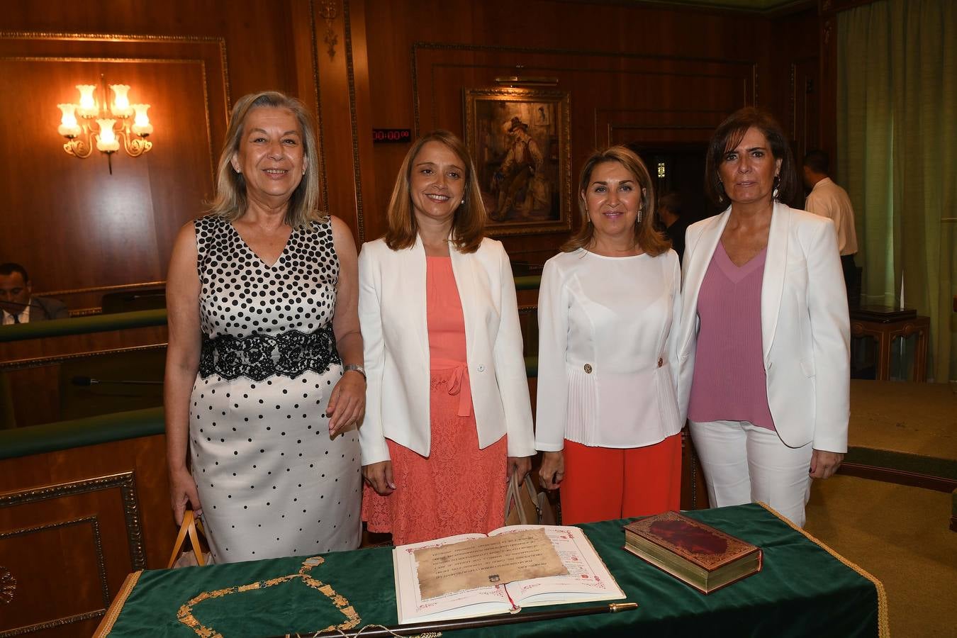 Así transcurrió el acto de la nueva configuración del ayuntamiento de Marbella donde Ángelez Muñoz fue reconocida como alcaldesa.