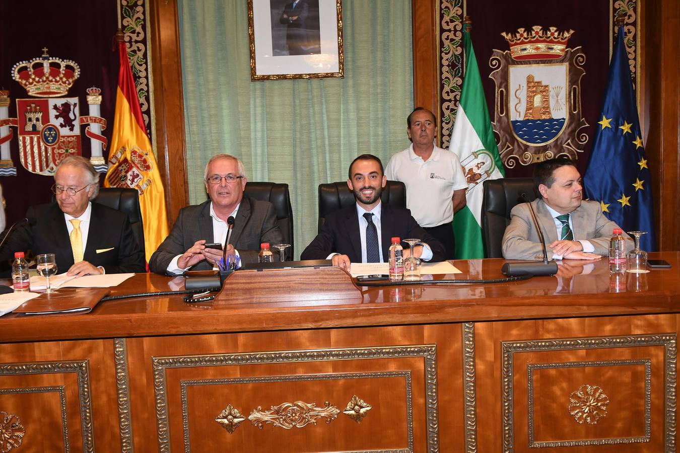 Así transcurrió el acto de la nueva configuración del ayuntamiento de Marbella donde Ángelez Muñoz fue reconocida como alcaldesa.