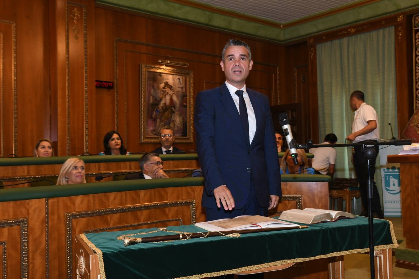 Así transcurrió el acto de la nueva configuración del ayuntamiento de Marbella donde Ángelez Muñoz fue reconocida como alcaldesa.