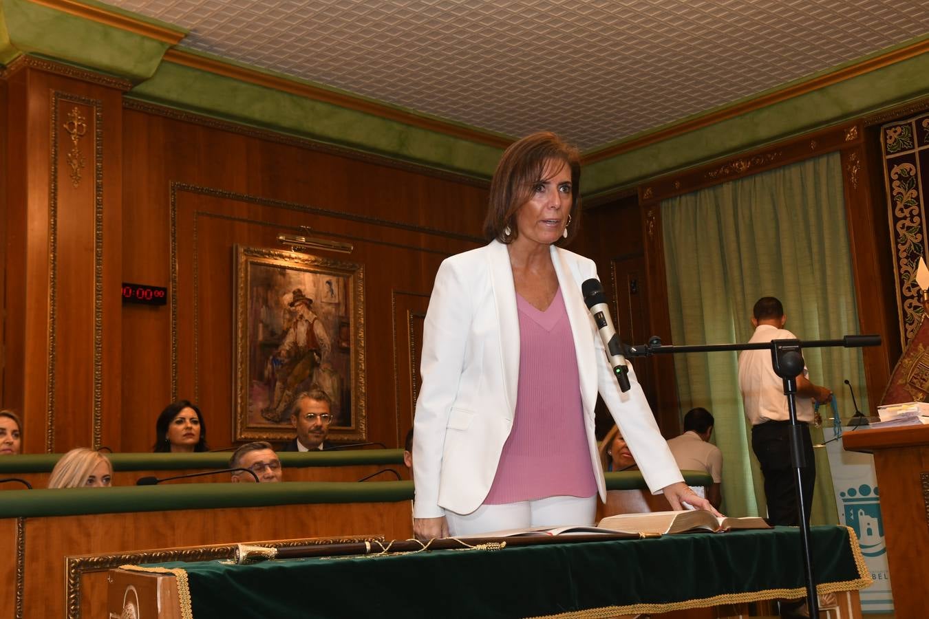 Así transcurrió el acto de la nueva configuración del ayuntamiento de Marbella donde Ángelez Muñoz fue reconocida como alcaldesa.