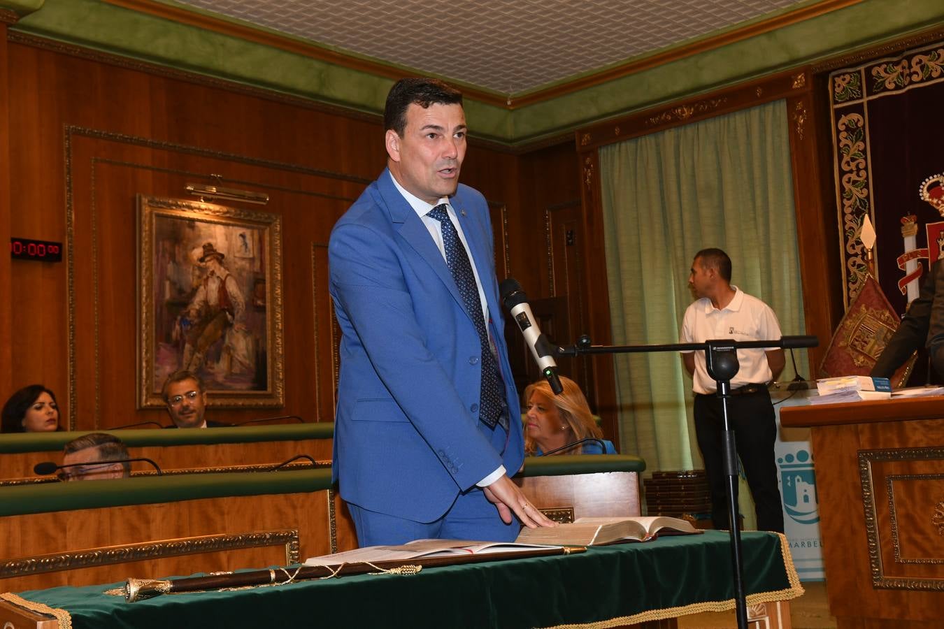 Así transcurrió el acto de la nueva configuración del ayuntamiento de Marbella donde Ángelez Muñoz fue reconocida como alcaldesa.