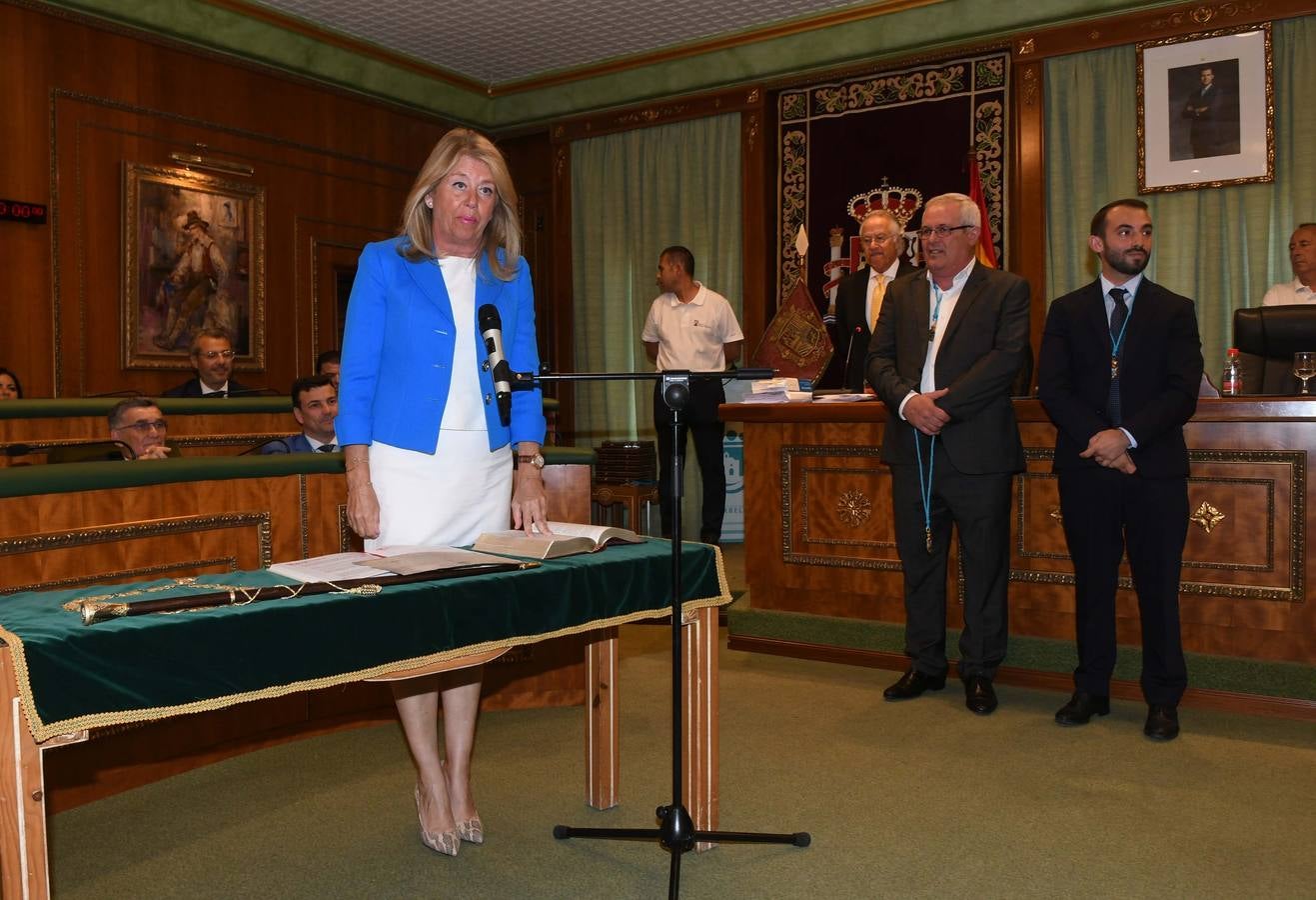 Así transcurrió el acto de la nueva configuración del ayuntamiento de Marbella donde Ángelez Muñoz fue reconocida como alcaldesa.