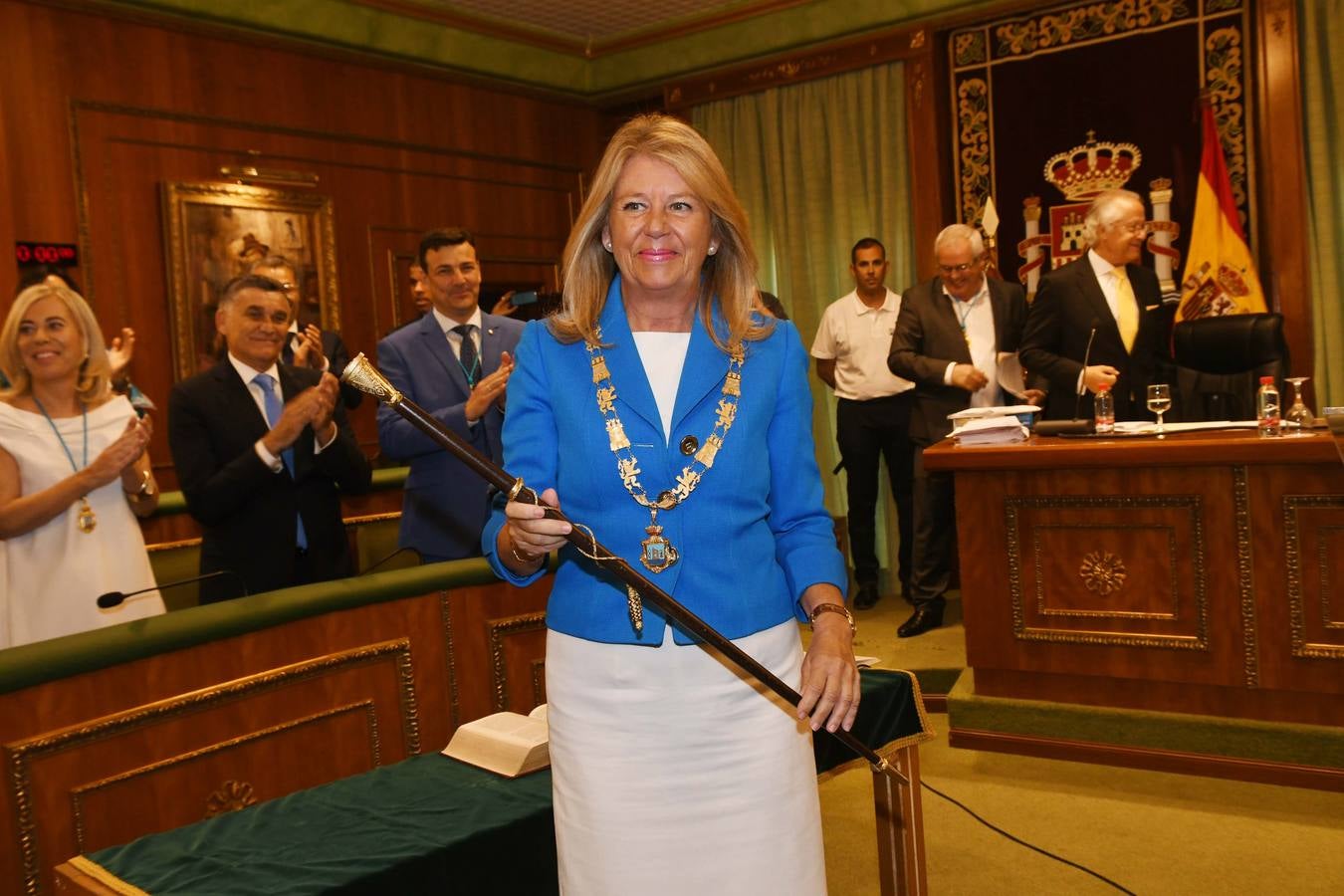 Así transcurrió el acto de la nueva configuración del ayuntamiento de Marbella donde Ángelez Muñoz fue reconocida como alcaldesa.