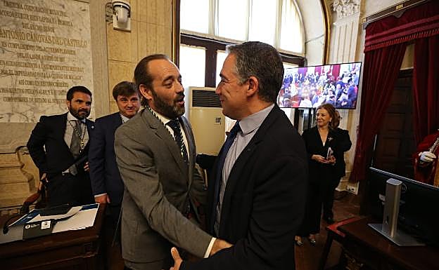 Cassá saluda al consejero de la Presidencia, Elías Bendodo.