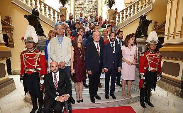 La Corporación de Málaga, los 31 concejalesl, en la escalinata principal del Ayuntamiento. 