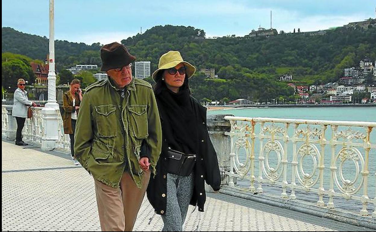 Woody Allen y su mujer, Soon-Yi, de paseo por la Concha en San Sebastián esta semana.