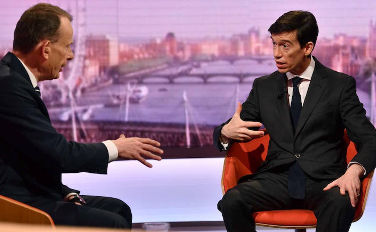 Rory Stewart (d) responde en una entrevista televisada. 