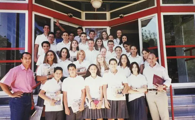 Un grupo de alumnos y sus profesores, durante una visita a Diario SUR. 