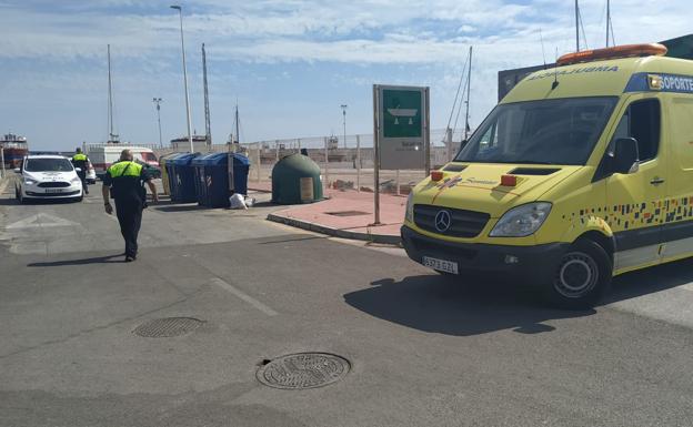 Policías y sanitarios, en el lugar de los hechos este domingo. 