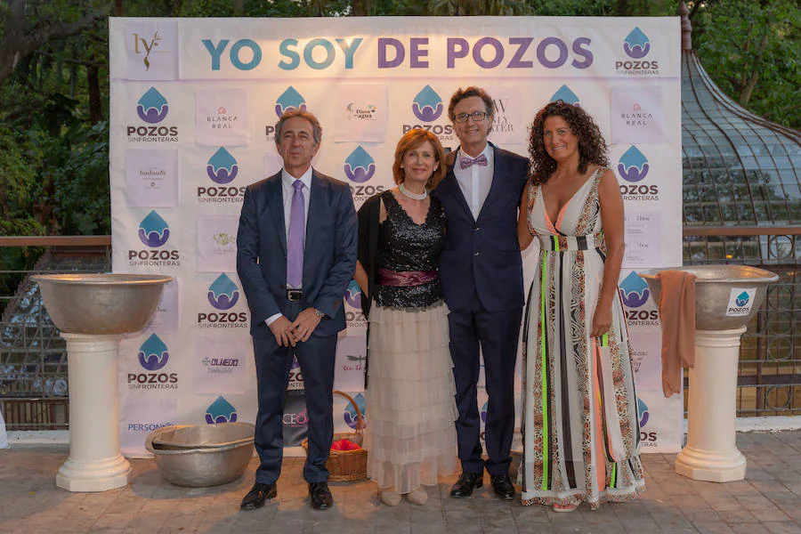 Pozos Sin Fronteras celebra la tercera edición del Baile del Agua en la Hacienda Nadales. En la foto, Javier Vera, Lourdes Noblejas, Antonio Núñez y Laura Pardo.