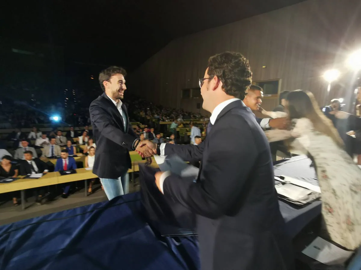 El Consejero Delegado de MEDAC, Miguel Reinoso, entregando diplomas a los alumnos. El Instituto MEDAC celebra el fin de curso de sus alumnos de TAFAD, en la primera de sus graduaciones 