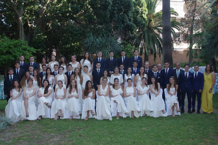 El Colegio El Limonar celebra su tradicional puesta de largo. En la foto, los alumnos de Bachillerato posan en una foto de familia.