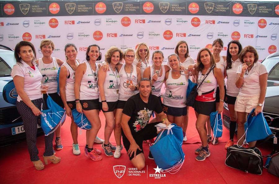 Aviva Payresport participa en MásterNacional ESNP. En la foto, el equipo femenino posa con las medallas de participación.