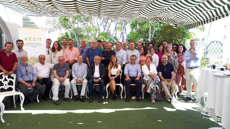 La Asociación de Estudios Urbanísticos Teatinos celebra su asamblea anual. En la foto, asistentes al acto que tuvo como escenario el Club Mediterráneo.