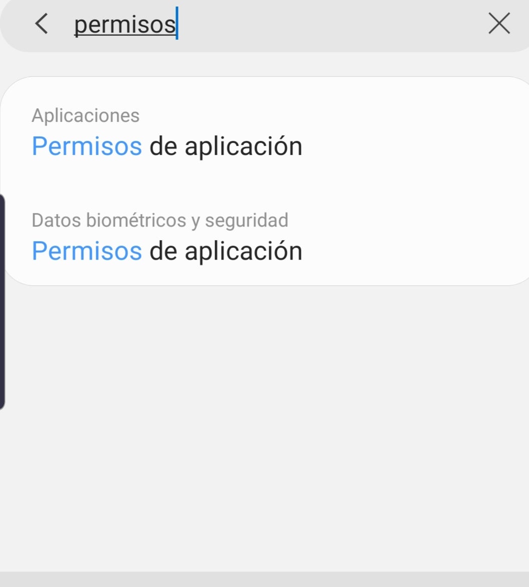 Imagen principal - En Ajustes del teléno buscamos 'permisos de aplicación' y ahí podemos ver todas las apps a las que hemos dado consentimiento para usar nuestro micrófono.