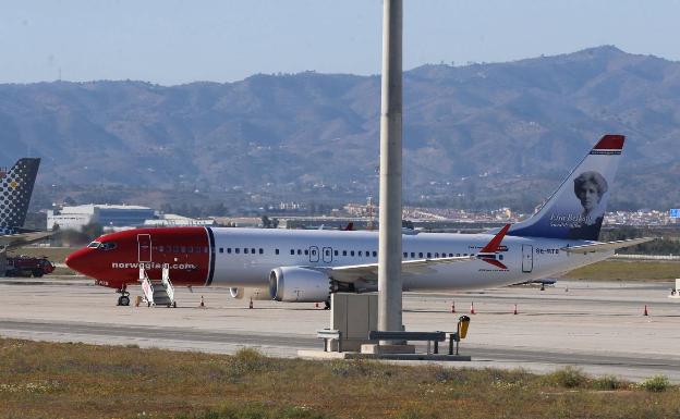 Vista del avión varado en Málaga casi tres meses y que ahora se encuentra en Francia.