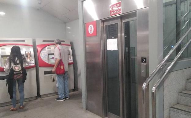 El único ascensor de la estación está en la boca situada en la calle Cuarteles.