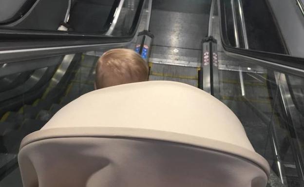 Los carritos de bebé tienen que usar las escaleras mecánicas. 