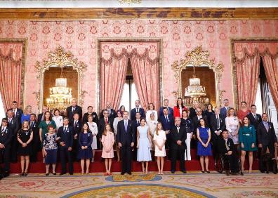 Imagen secundaria 1 - Arriba, Serrano posa junto a Felipe VI y su pareja. Abajo, foto de familia de los condecorados y detalle de la cruz. 