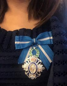 Imagen secundaria 2 - Arriba, Serrano posa junto a Felipe VI y su pareja. Abajo, foto de familia de los condecorados y detalle de la cruz. 