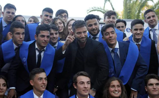 Alborán, con los alumnos graduados. 